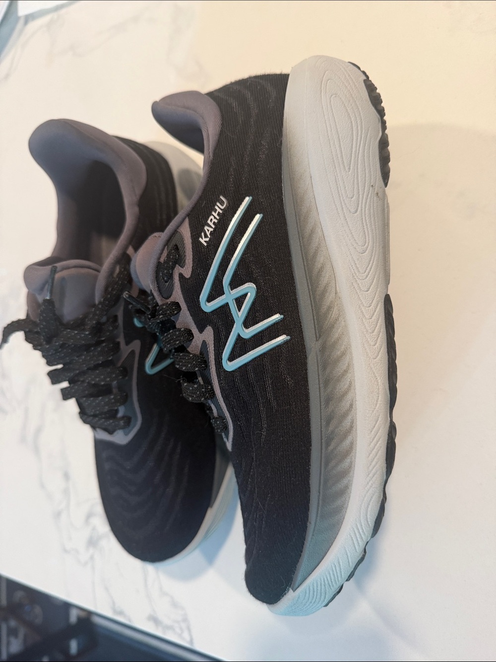 Karhu Ikoni 3.0 8.5D Hivo Running Sneakers in Black with Light Blue Accents